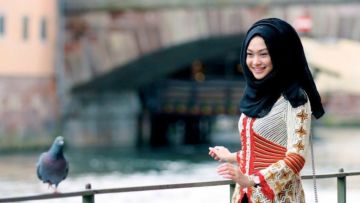 Nggak Cuma Dian Pelangi Saja, Coba Follow 10 Instagram Cewek-Cewek Fashionista Berhijab Ini!