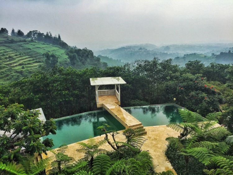 Berenang dengan bukit-bukit hijau disekitar? Amazing!