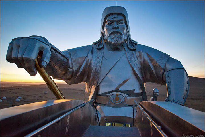 Patung raksasa Genghis Khan (40 meter) di Tsonjin Boldog.