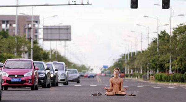 meditasi sih meditasi, nggak bikin kacau jalan raya juga kali