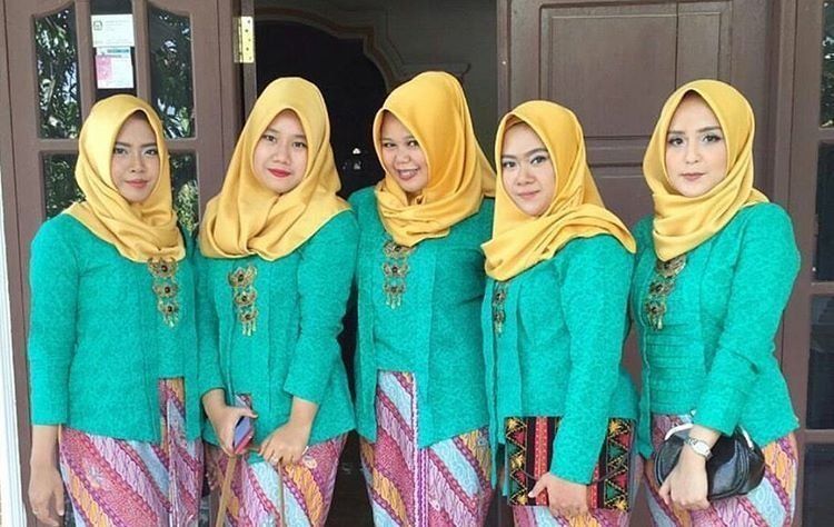 9 Inpirasi Kebaya Kutu Baru, demi Tampilan Cantik di Hari Wisudamu