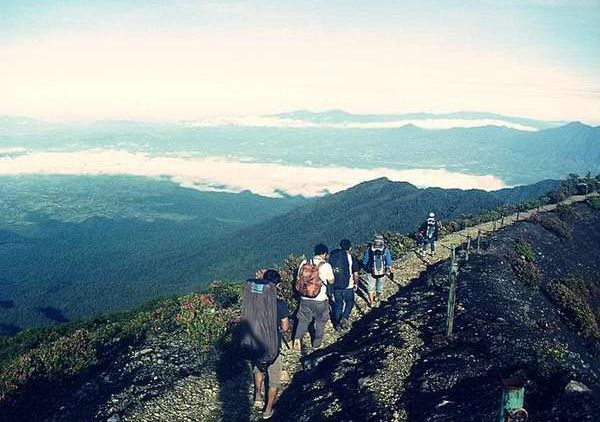 Per 1 Agustus, Gunung Gede-Pangrango Tertutup Bagi Pendaki. Nggak Bisa 17an di Sana Tahun Ini!