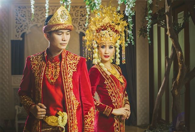 Meski Berat dan Bikin Pusing, 9 Mahkota Pengantin Adat ini Memang Bikin Anggun dan Elegan