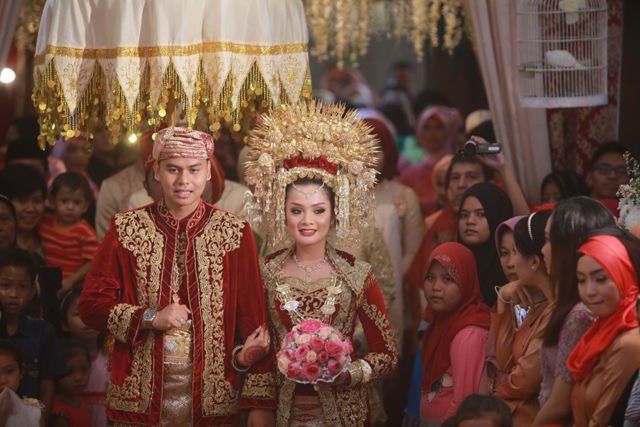 Meski Berat dan Bikin Pusing, 9 Mahkota Pengantin Adat ini Memang Bikin Anggun dan Elegan