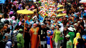 8 Tradisi Unik yang Bisa Bikin Ketemu dengan Jodoh, Kamu yang Jomblo Jangan Sampe Nggak Ikutan!