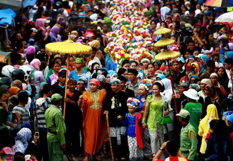 8 Tradisi Unik yang Bisa Bikin Ketemu dengan Jodoh, Kamu 