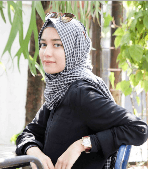 mega-iskanti-mengenakan-hijab-pashmina