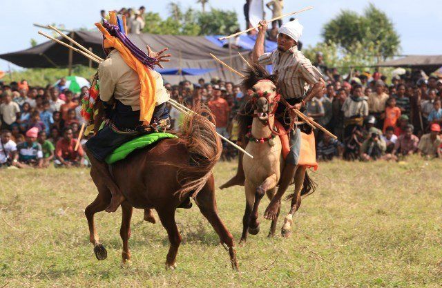 10 Tradisi Ekstrem di Indonesia Yang Bikin Kamu Merinding Tapi Memiliki Makna Yang Penuh Filosofis