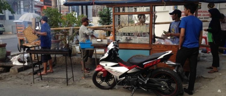 Sate Ayam Barokah H. Basiri misalnya, yang cukup tenar di Jakarta.