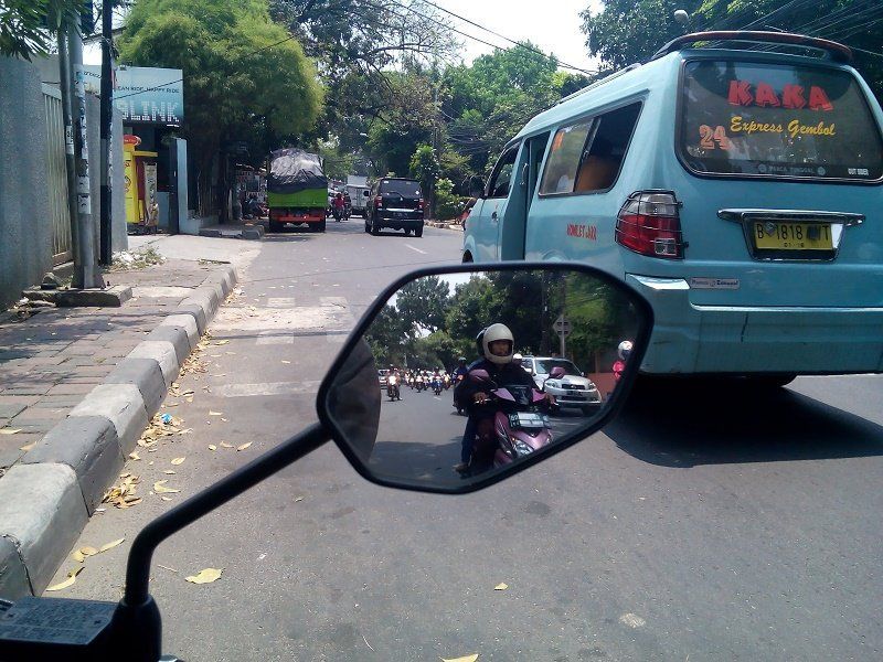 Cewek Mah Kalau Nyetir Motor Suka Gitu, Gak Mau Kalah