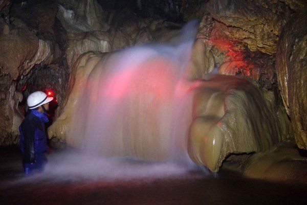 Air terjun bawah tanah goa Cerme yang eksotis