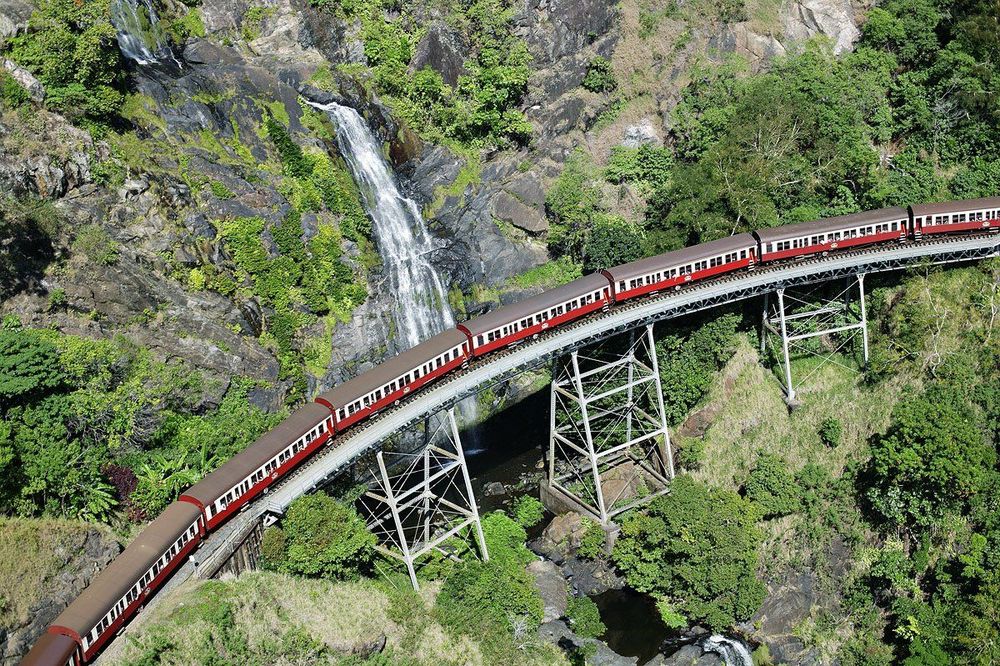 12 Jalur Kereta Paling Berbahaya Ini Bisa Bikin Adrenalinmu Terpacu. Tapi Keindahannya Bikin Candu!