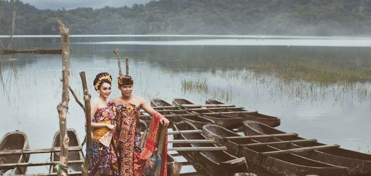 16 Inspirasi Foto Prewedding Bertemakan Tradisional! Berkesan Arif Dan Berbudaya!