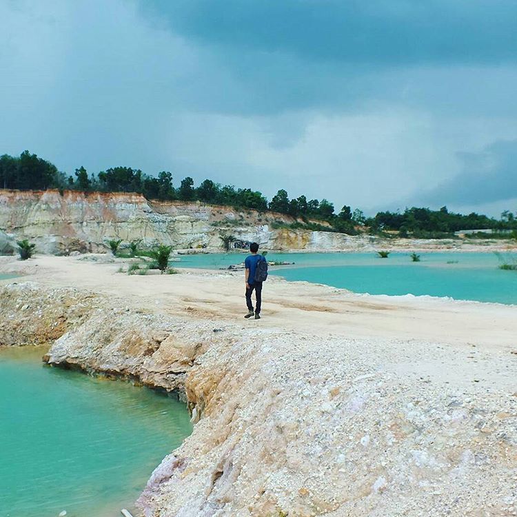 Batuan kapur dan danau birunya yang memingkat