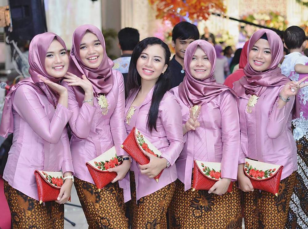 10 Inspirasi Gaun Kebaya Bridesmaid Berhijab. Sopan dan Jauh dari Kesan Berlebihan!