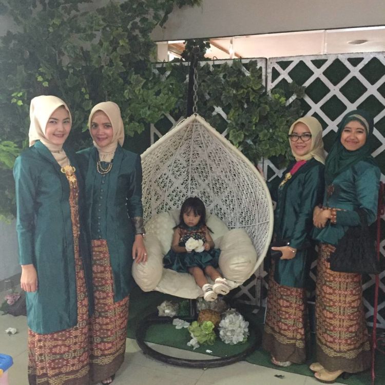 10 Inspirasi Gaun Kebaya Bridesmaid  Berhijab Sopan dan 