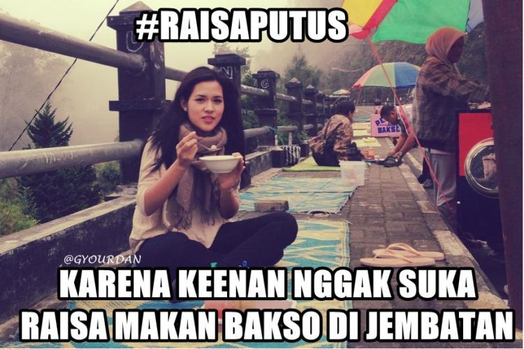 Makan bakso di jembatan :(