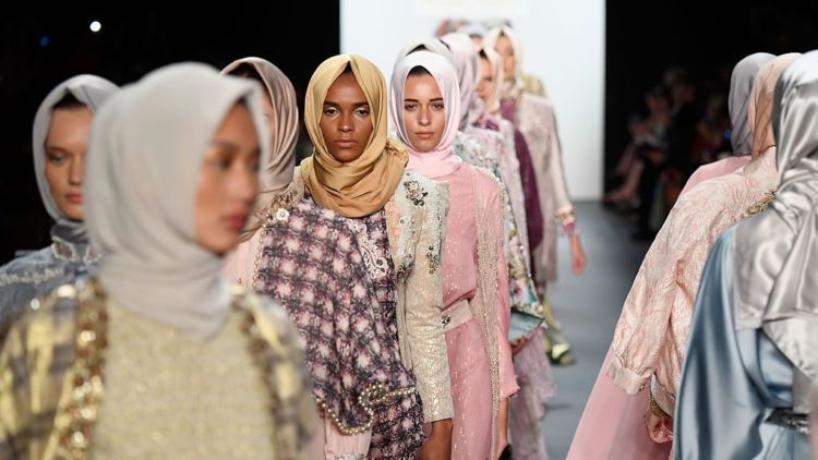 Anniesa Hasibuan, Desainer Hijab Indonesia Pencuri Perhatian di Gelaran New York Fashion Week!