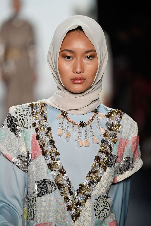 Anniesa Hasibuan, Desainer Hijab Indonesia Pencuri Perhatian di Gelaran New York Fashion Week!