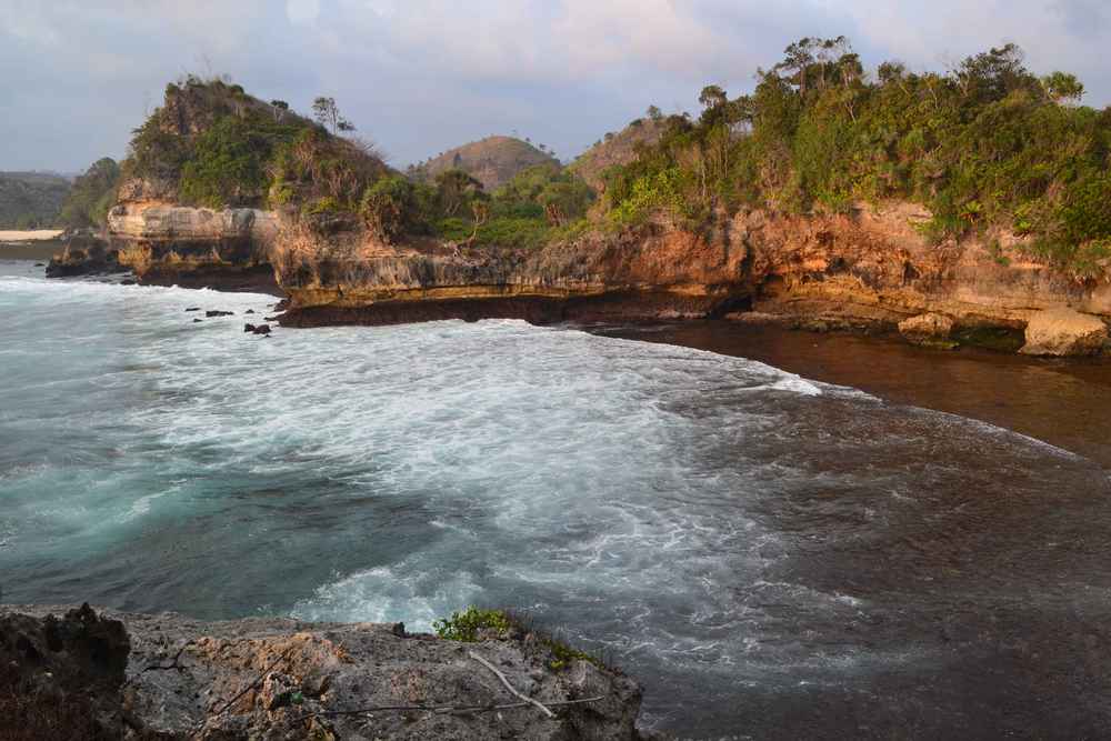 Seru-Seruan dan Romantis Bareng Teman di Pantai Batu Bengkung, Malang, Yuk!