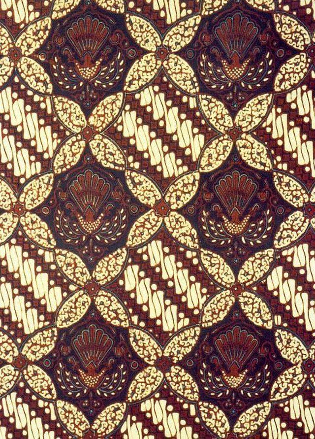 batik ceplok yang simetris dengan motif bunga