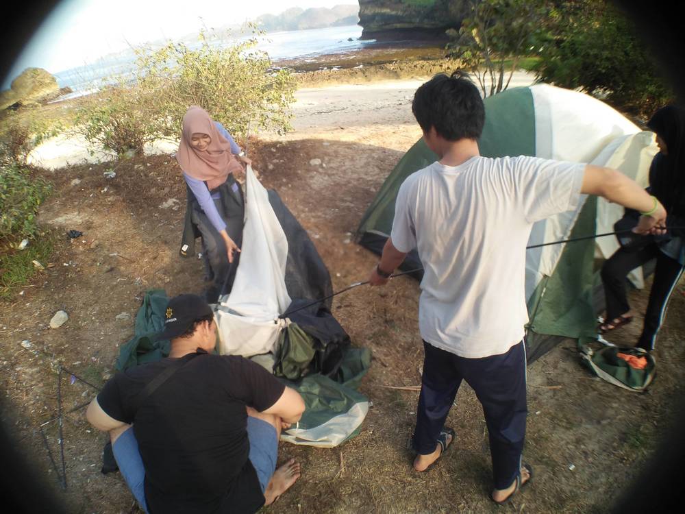 Seru-Seruan dan Romantis Bareng Teman di Pantai Batu Bengkung, Malang, Yuk!