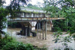 itu Sungai Ciliwung, jangan bunuh diri dimari ya