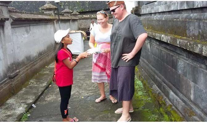 Gadis Cilik dari Bali Ini Bisa 23 Bahasa. Mendadak Viral Gara-gara Jual Kartu Pos ke Wisatawan