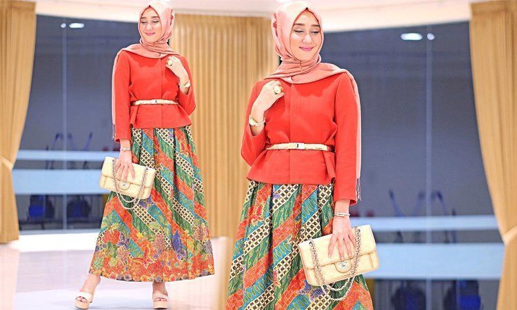 Agar Kondanganmu Tak Begitu-gitu Saja, Simak 12 Padu Padan Batik untuk Kamu yang Berhijab!