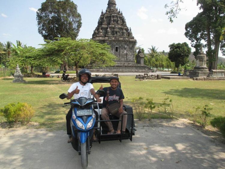 Salah satu ojek Difa mengajak keliling penumpangnya