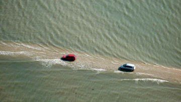 Aneh Tapi Nyata! Jalanan di Laut Perancis Ini Bisa Timbul Tenggelam. Kamu Berani Lewat Sana?