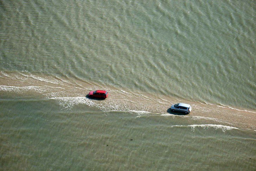 Aneh Tapi Nyata! Jalanan di Laut Perancis Ini Bisa Timbul Tenggelam. Kamu Berani Lewat Sana?