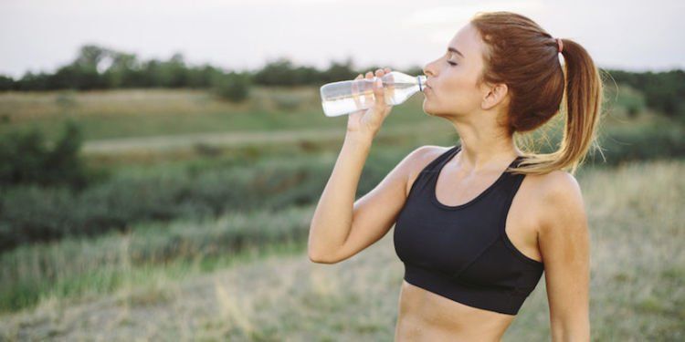 Minum air putih 8 gelas setiap hari.