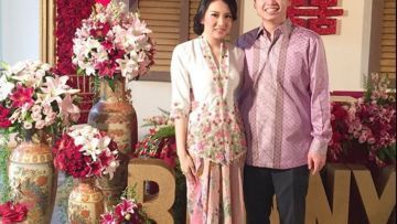 Siapa Bilang Kebaya Encim Cuma Cocok Untuk Emak-emak? Kamu Juga Bisa Pakai Lho, Bonus Cantik Menanti