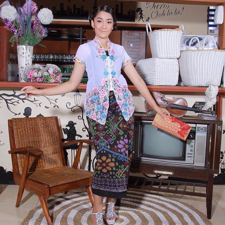 Siapa Bilang Kebaya Encim Cuma Cocok Untuk Emak-emak? Kamu 