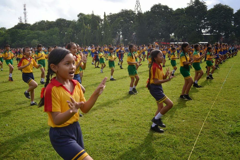 Masih Ingat Senam SKJ Zaman SD? Yuk Nostalgia Sambil Olahraga Bareng 9 Gerakannya Ini!