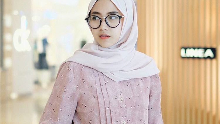 Keburu Dandan dan Bingung Memilih Pakaian? Padu-padan Hijab dan Kemeja Ini Bisa Jadi Teman