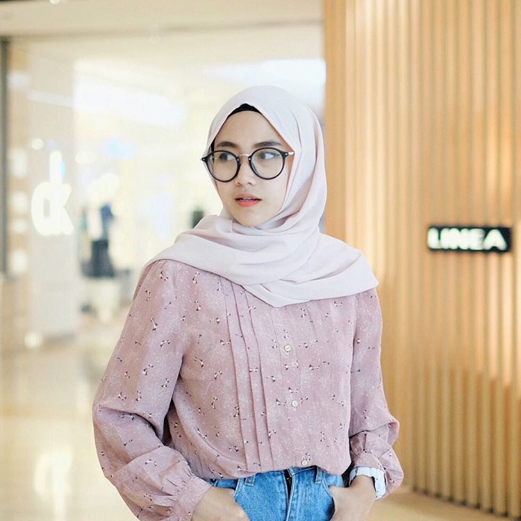 Keburu Dandan dan Bingung Memilih Pakaian? Padu-padan Hijab dan Kemeja Ini Bisa Jadi Teman