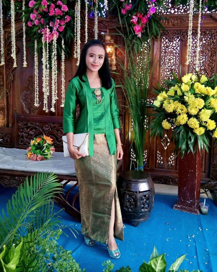 Padu Padan Kebaya dengan Rok Belah, Siap Membuat Tampilan 