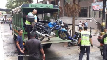 Caramu Memarkir Motor Mencerminkan Kepribadianmu Lho, Jangan Sembarang Makan Tempat Kosong Makanya