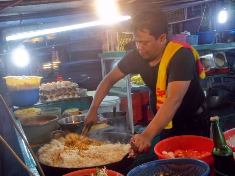 Nasi gorang satu, bang. Yang pedes, ya!