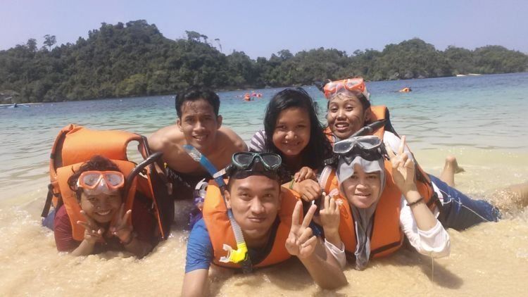 Patuhi aturannya kalau mau snorkeling. Jangan kayak acara yang itu tuh.... Hehehe :P