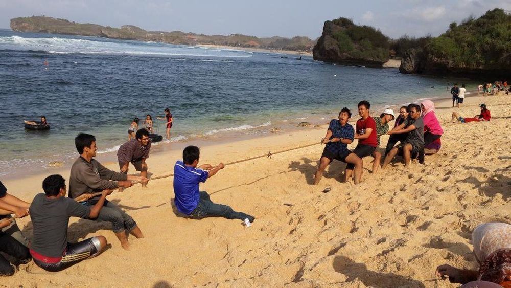 Seru-Seruan dan Romantis Bareng Teman di Pantai Batu Bengkung, Malang, Yuk!