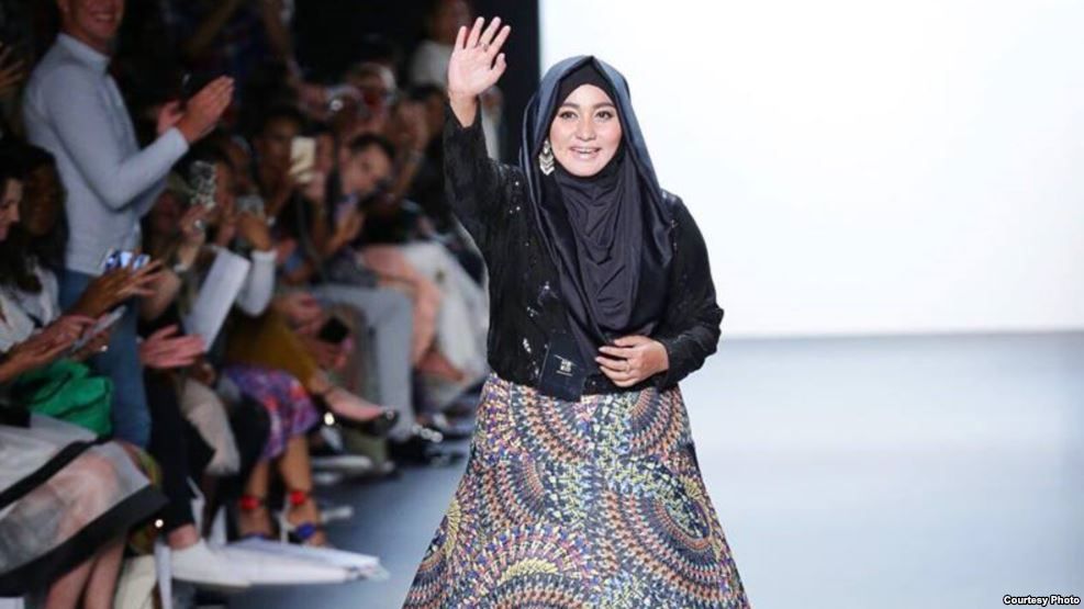 Anniesa Hasibuan, Desainer Hijab Indonesia Pencuri Perhatian di Gelaran New York Fashion Week!