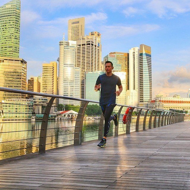 lari-lari di jalanan Singapur dengan baju training