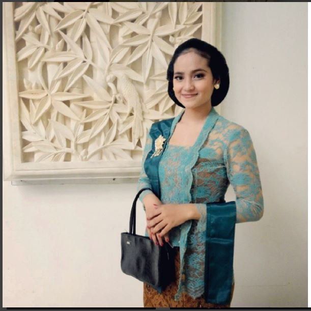 15 Foto yang Buktikan Bahwa Paduan Kebaya  dan Sanggul 