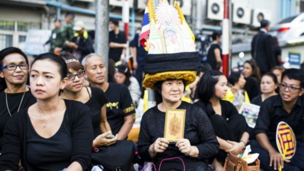 kalau seluruh warga Bangkok makai baju hitam, masa iya kamu mau make hijau sendirian