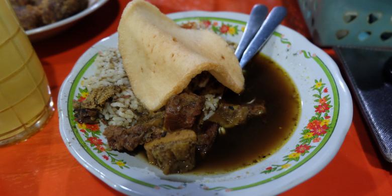 Ke Surabaya Nggak Sah Kalau Belum Singgah ke 8 Tempat Makan Rawon Ini! Hmm, Sedap Sekali