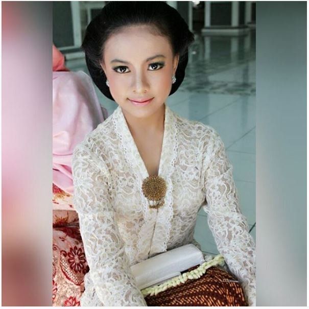 15 Foto yang Buktikan Bahwa Paduan Kebaya dan Sanggul 