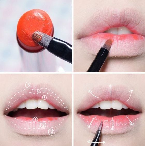 aplikasikan lipstik dengan kuas